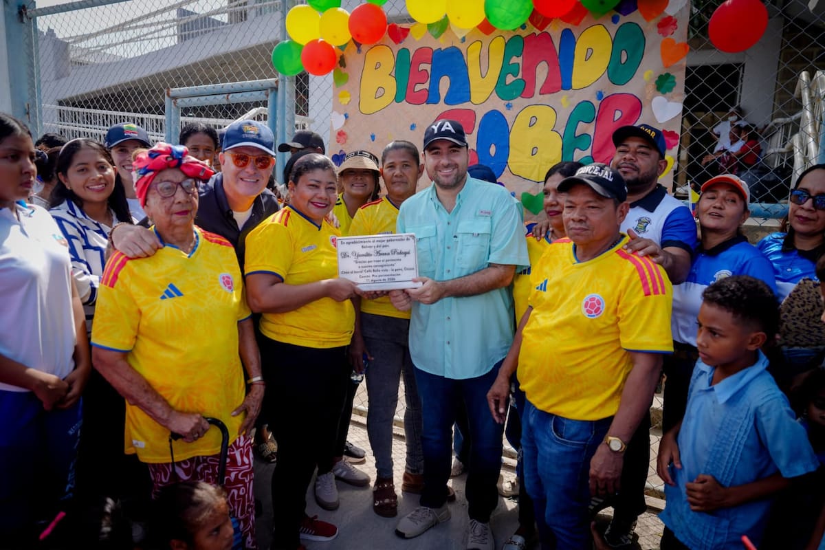 El gobernador de Bolívar, Yamil Arana Padauí, lideró la entrega de una calle pavimentada en el corregimiento de La Peña, municipio de Cicuco. // Foto: Cortesía - Gobernación de Bolívar.