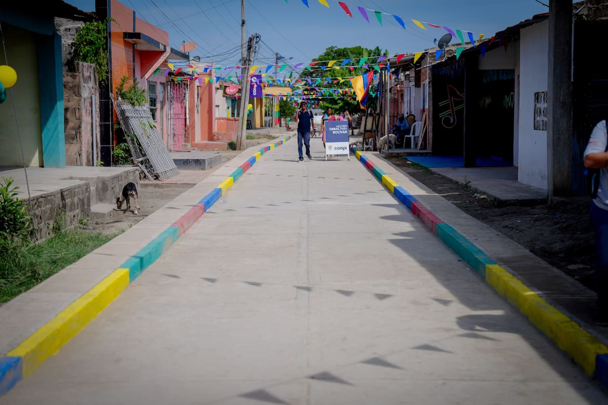 La nueva vía de La Peña, corregimiento de Cicuco, Bolívar, fue construida en concreto rígido, con una longitud de 125 metros, un ancho de 4,50 metros y un espesor de 15 centímetros.// Foto: Cortesía - Gobernación de Bolívar.