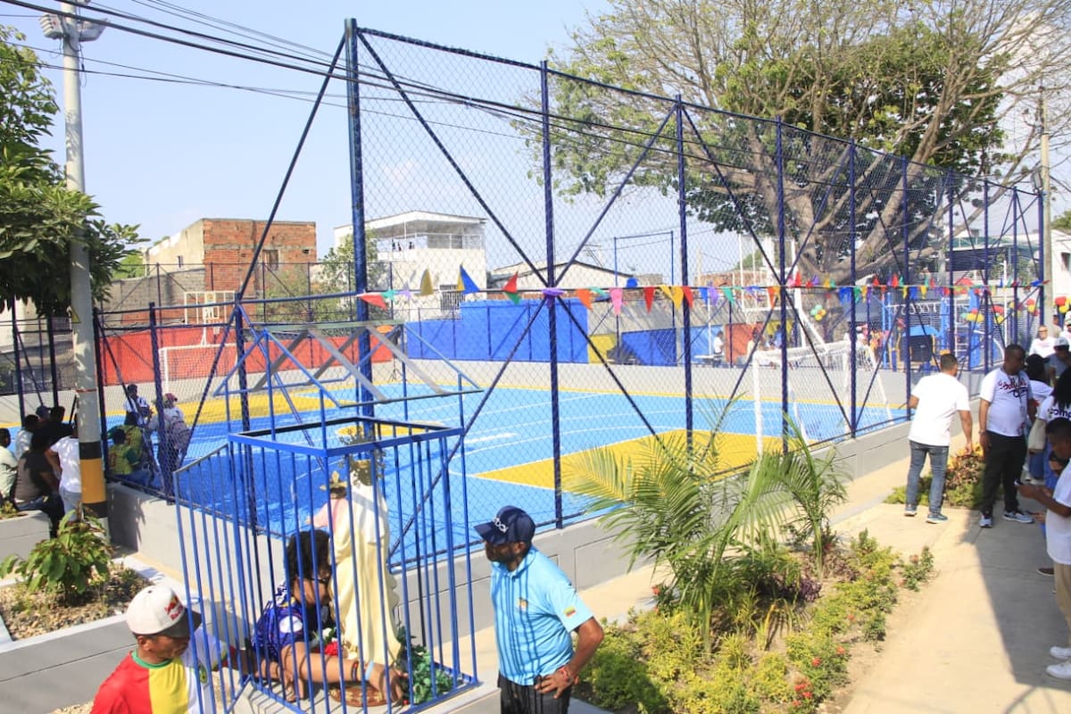 De acuerdo con la Gobernación de Bolívar, la cancha multifuncional y el parque infantil se consolidan como nuevos espacios de encuentro, recreación y desarrollo para la comunidad, beneficiando especialmente a niños, jóvenes y familias. // Foto: Julio Castaño.