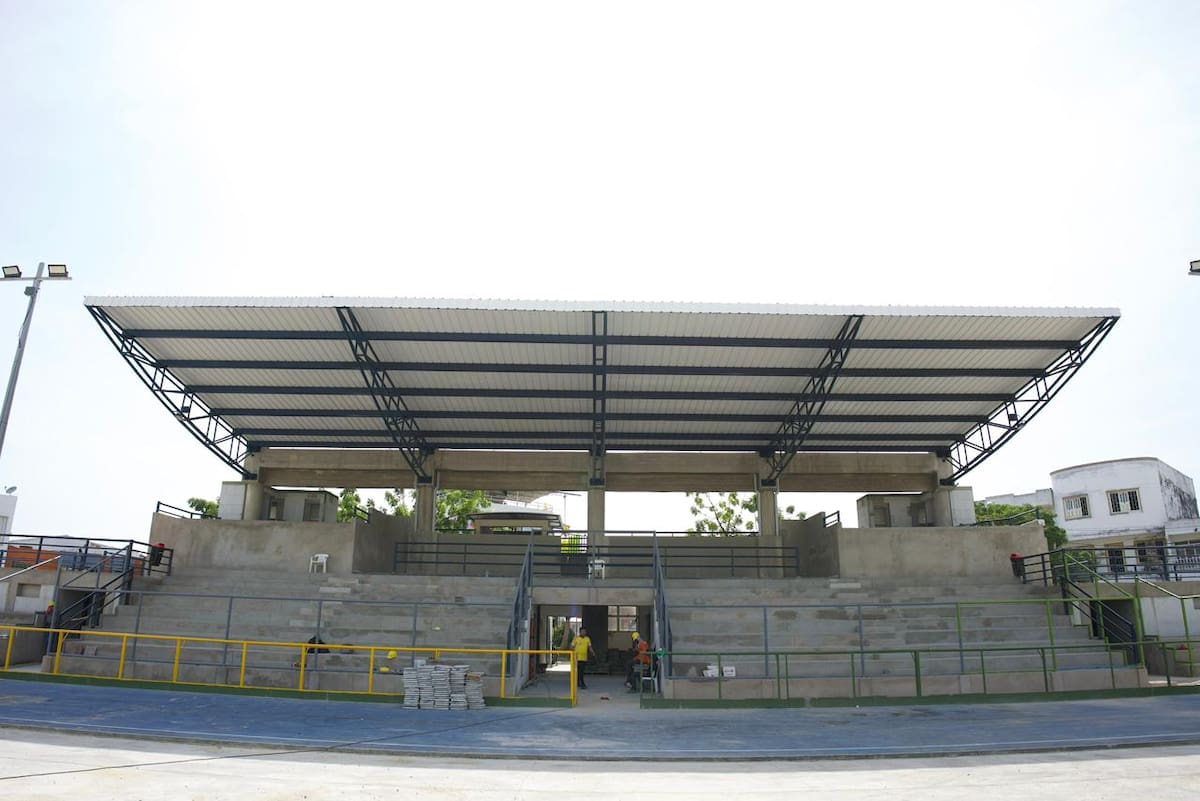 El proyecto incluye además la construcción de una cancha múltiple con cerramiento independiente, lo que permitirá la práctica simultánea de distintas disciplinas deportivas.