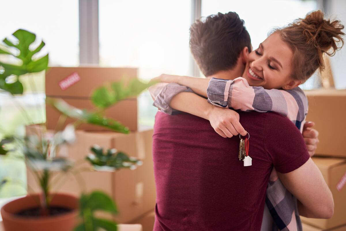 Imagen de referencia de una pareja que celebra la compra de una vivienda. // Foto: Pixabay.