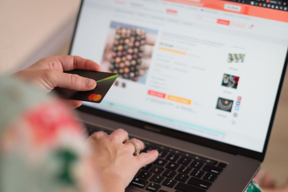Algunas de las plataformas cuentan con envíos a toda la ciudad y/o tienen tiendas físicas para retirar el producto. // Foto: Pexels.