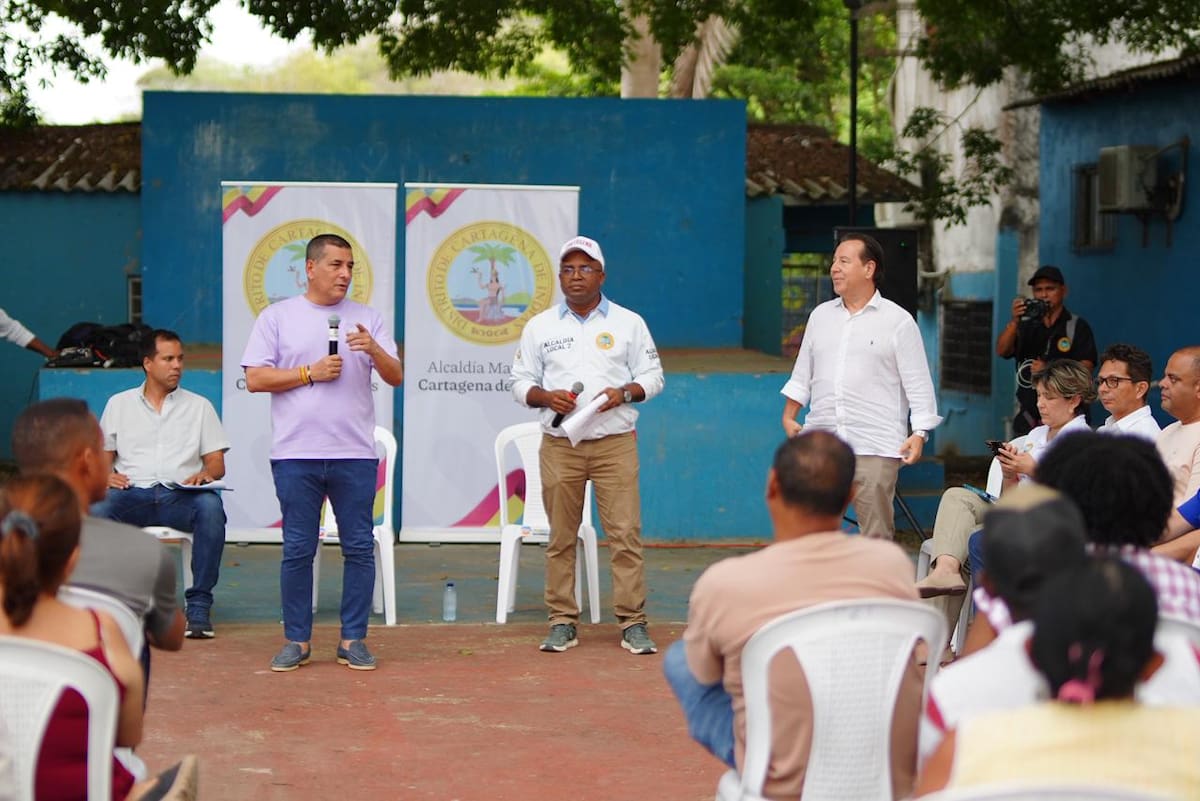 El mandatario también anunció una pronta concesión de playa a la comunidad y priorizó la rehabilitación de siete calles. // Foto: cortesía - Alcaldía de Cartagena