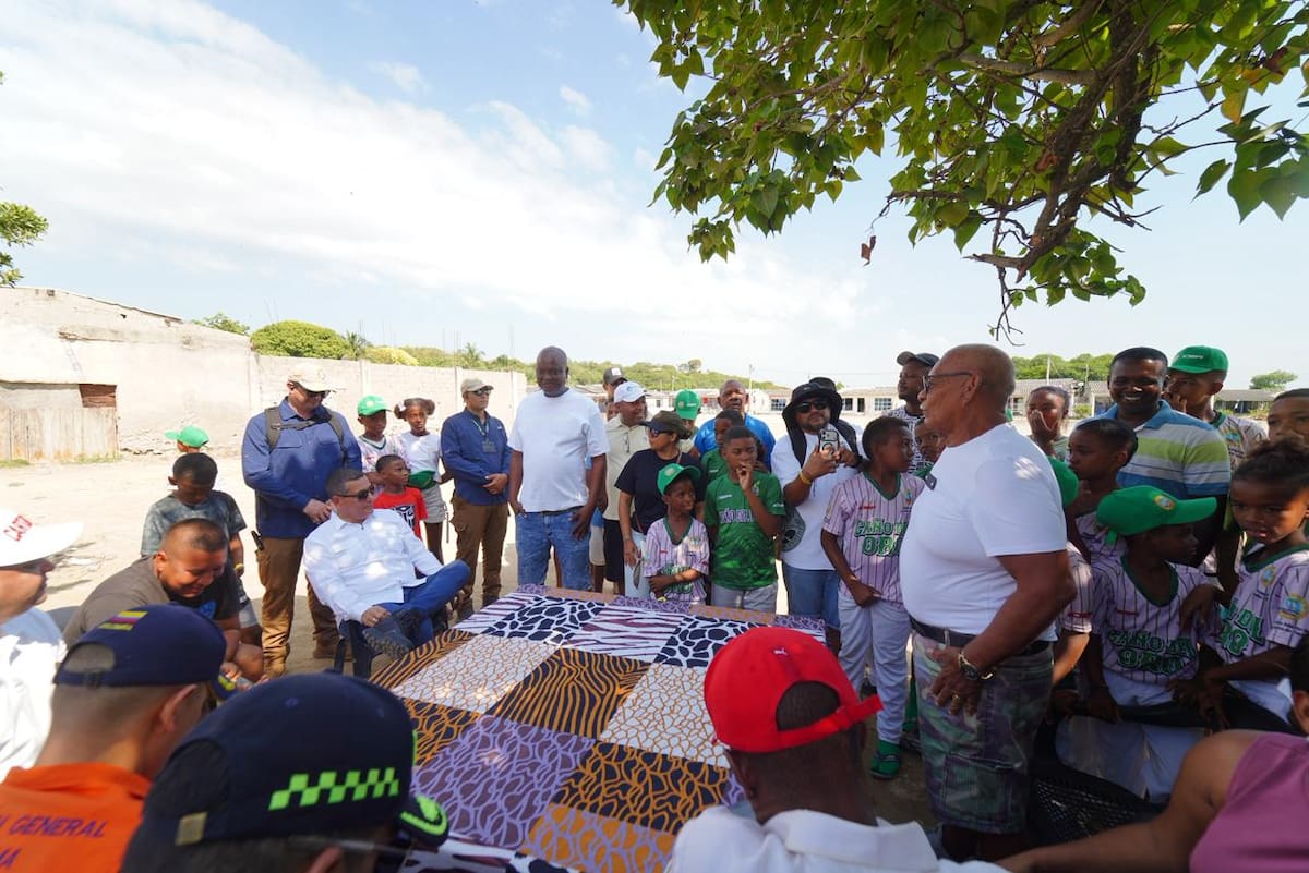 Alcalde Dumek Turbay en encuentro con los habitantes para la socialización de proyectos. // Foto: cortesía - Alcaldía de Cartagena.