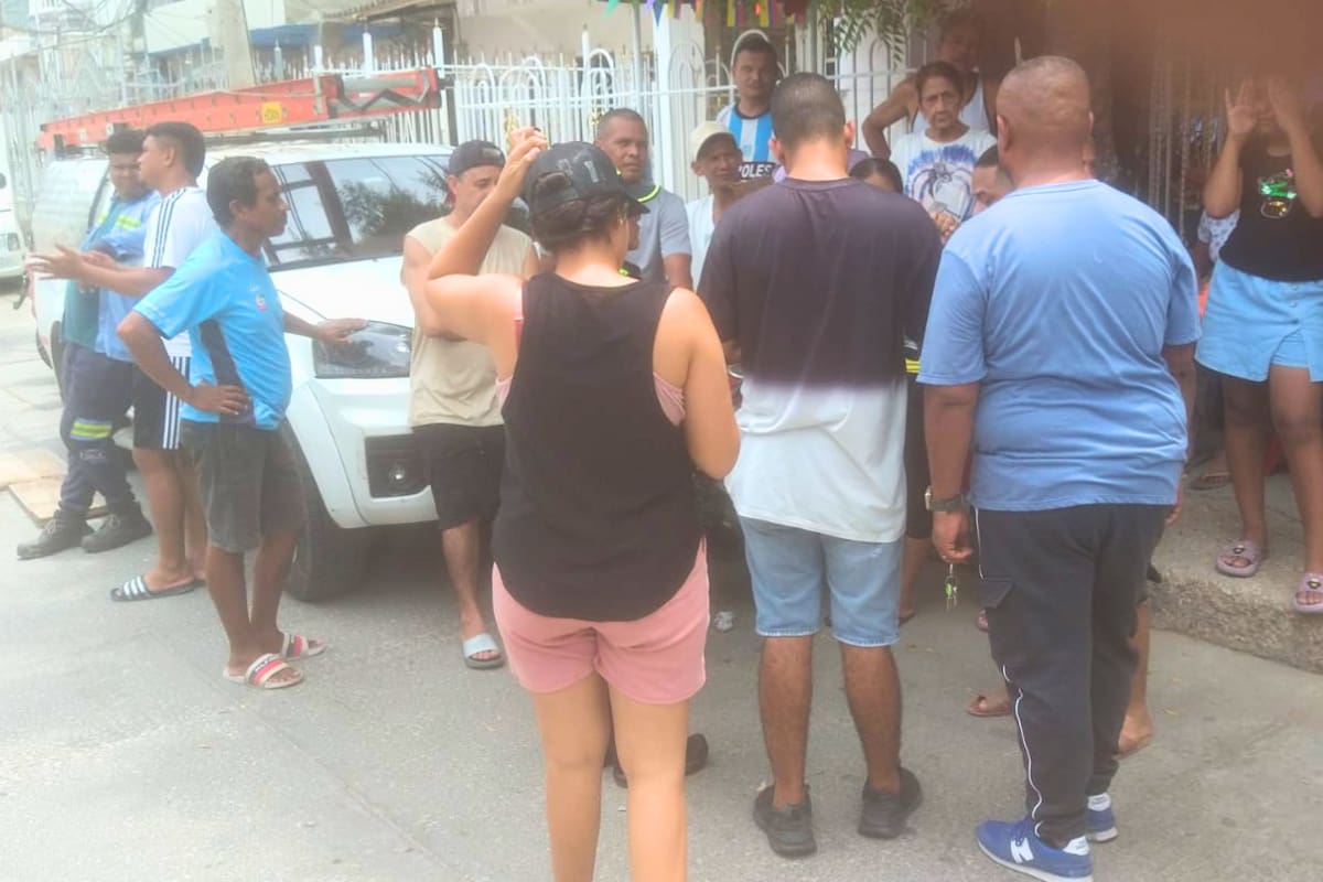 Comunidad de La Campiña bloquea vehículo de Afinia tras quedarse sin energía