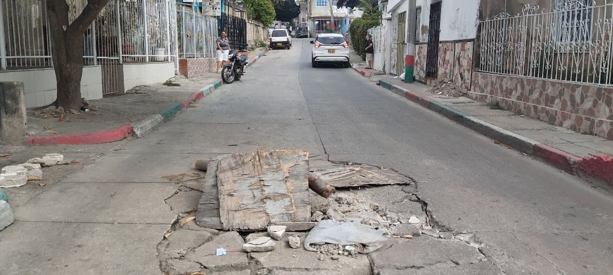 Comunidad de Zaragocilla pide reparar registro averiado en la calle 27 del sector Progreso. // Foto: Óscar Díaz Acosta - El Universal
