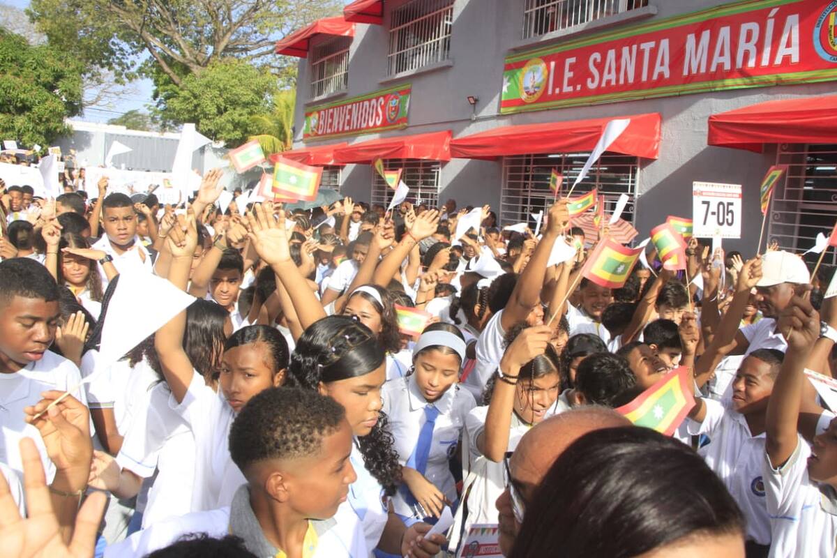 Comunidad estudiantil celebra apertura del renovado Santa María. // Foto: Óscar Díaz - EU