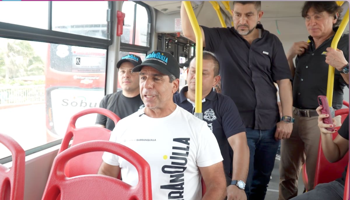 El alcalde Alejandro Char realizó la segunda entrega de buses que hacen parte del proceso de renovación del sistema de transporte público de Barranquilla.//Cortesía Alcaldía de Barranquilla.