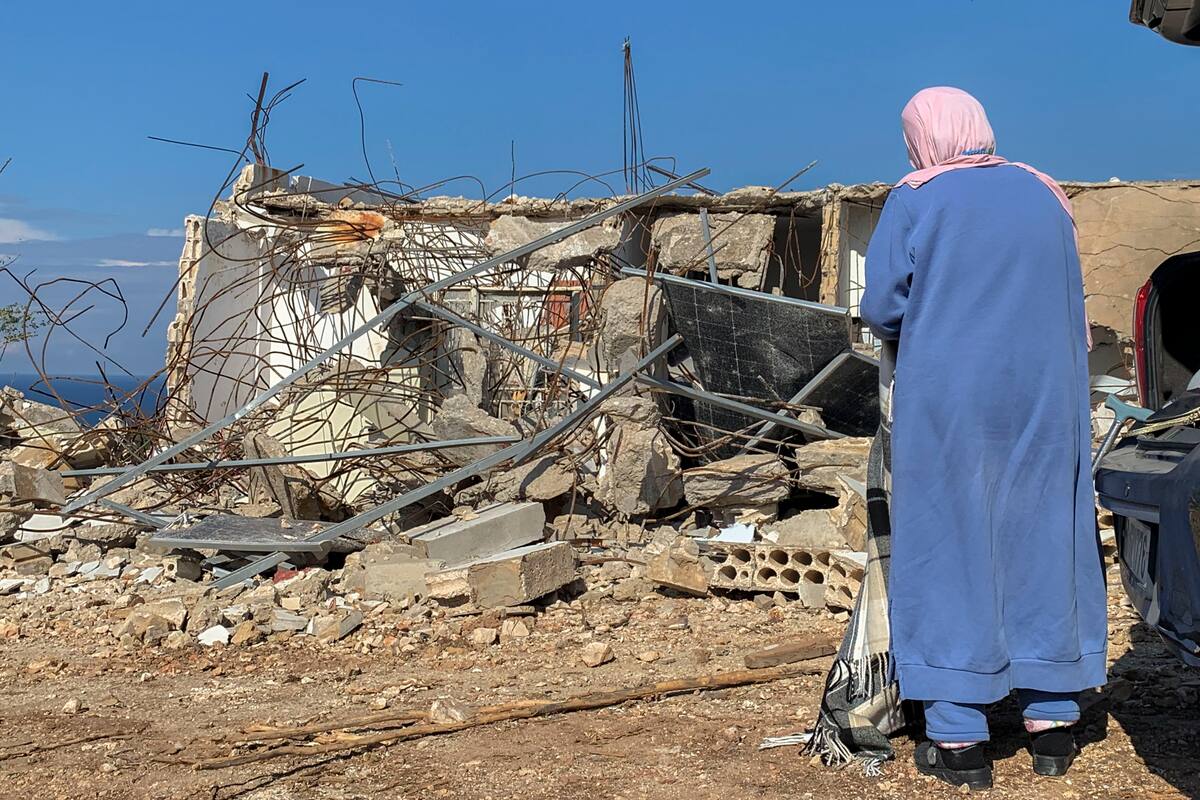 Fátima observa incrédula lo queda del salón de su casa en Naqoura (Líbano) este domingo, una localidad libanesa a apenas 3 kilómetros de la frontera con Israel adonde los residentes pudieron entrar por primera vez esta semana, después de que las tropas israelíes se retiraran al calor del recién expirado alto el fuego. EFE/ Noemí Jabois