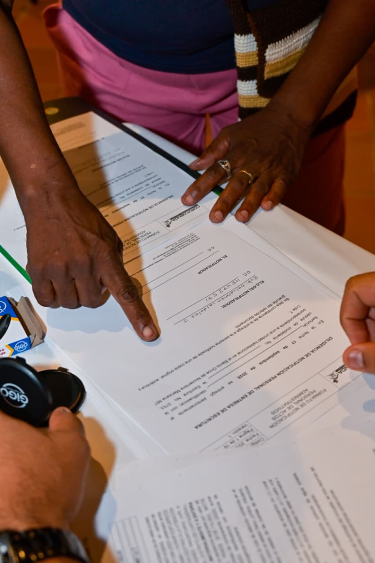Con los títulos de propiedad, las familias pueden acreditar jurídicamente la tenencia de sus viviendas y acceder a programas y beneficios del Distrito. // cortesía: Distrito de cartagena