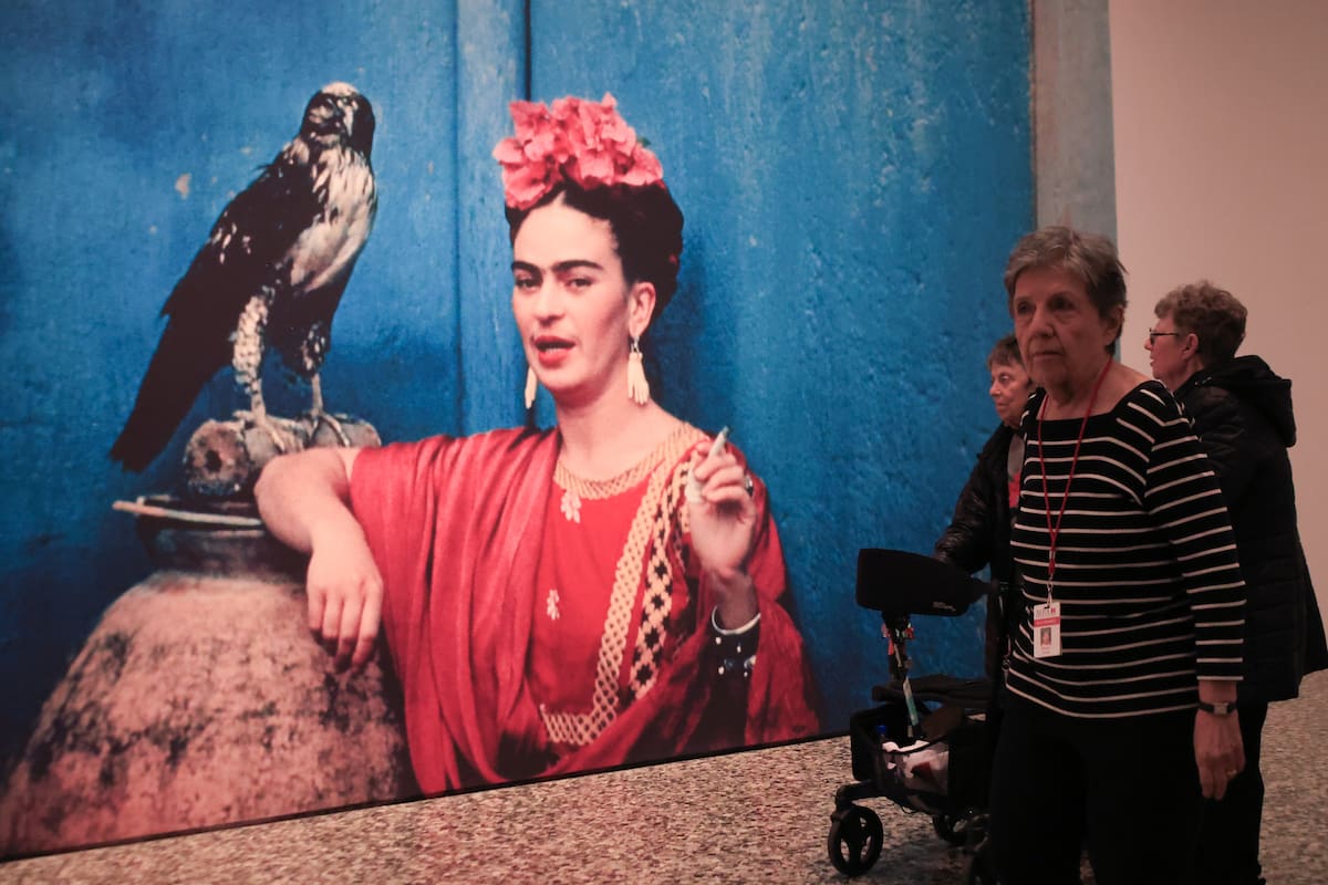 Personas admirando el arte Frida Kahlo. // EFE/ Carlos Ramírez