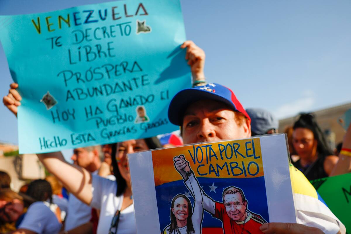 MADRID, 28/07/2024.- Un momento de la concentración convocada bajo el lema 'Alcemos la voz por el cambio en Venezuela' con motivo de la celebración de las elecciones presidenciales venezolanas y en apoyo a Edmundo González y a María Corina Machado este domingo en la plaza de Colón, en Madrid. EFE/ Mariscal