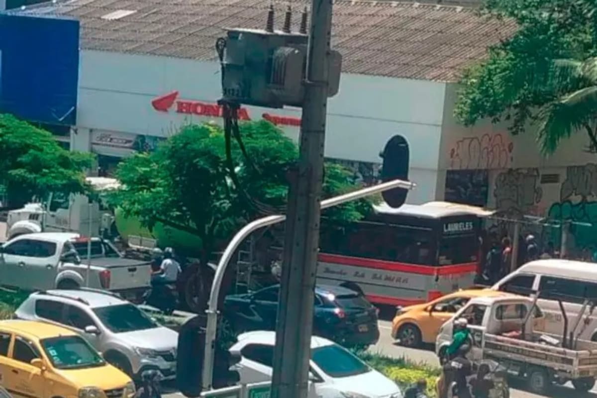 Balacera en un concesionario dejó 2 hombres heridos: iban a atracar