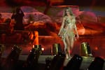 Karol G y Bruno Mars estrenan colabroación con video musical en vivo en Los Ángeles