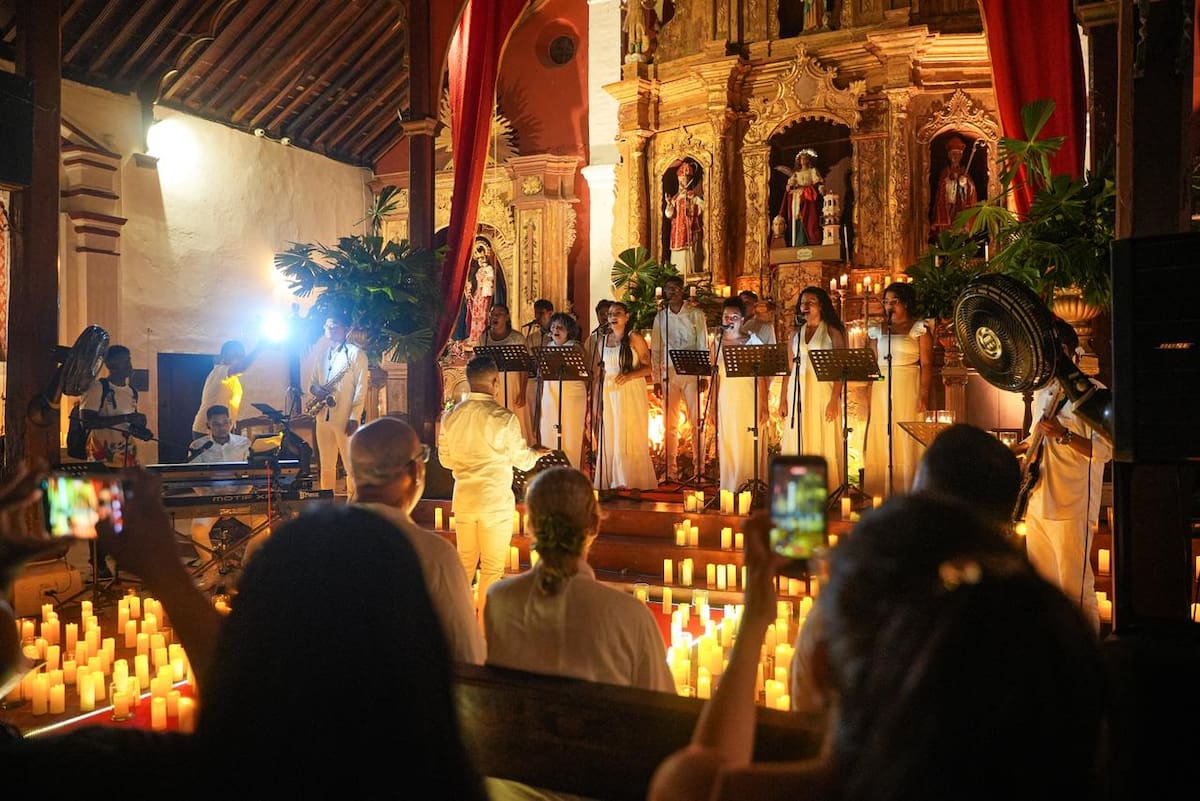 El Concierto de la Luz iluminó la Iglesia de Santa Bárbara con más de 1.000 velas en Mompox. // Foto: cortesía - Gobernación de Bolívar