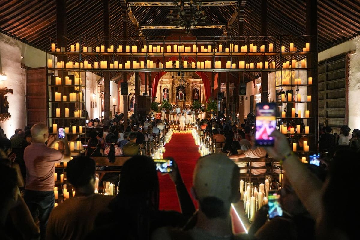 El Concierto de la Luz iluminó la Iglesia de Santa Bárbara con más de 1.000 velas en Mompox. // Foto: cortesía - Gobernación de Bolívar
