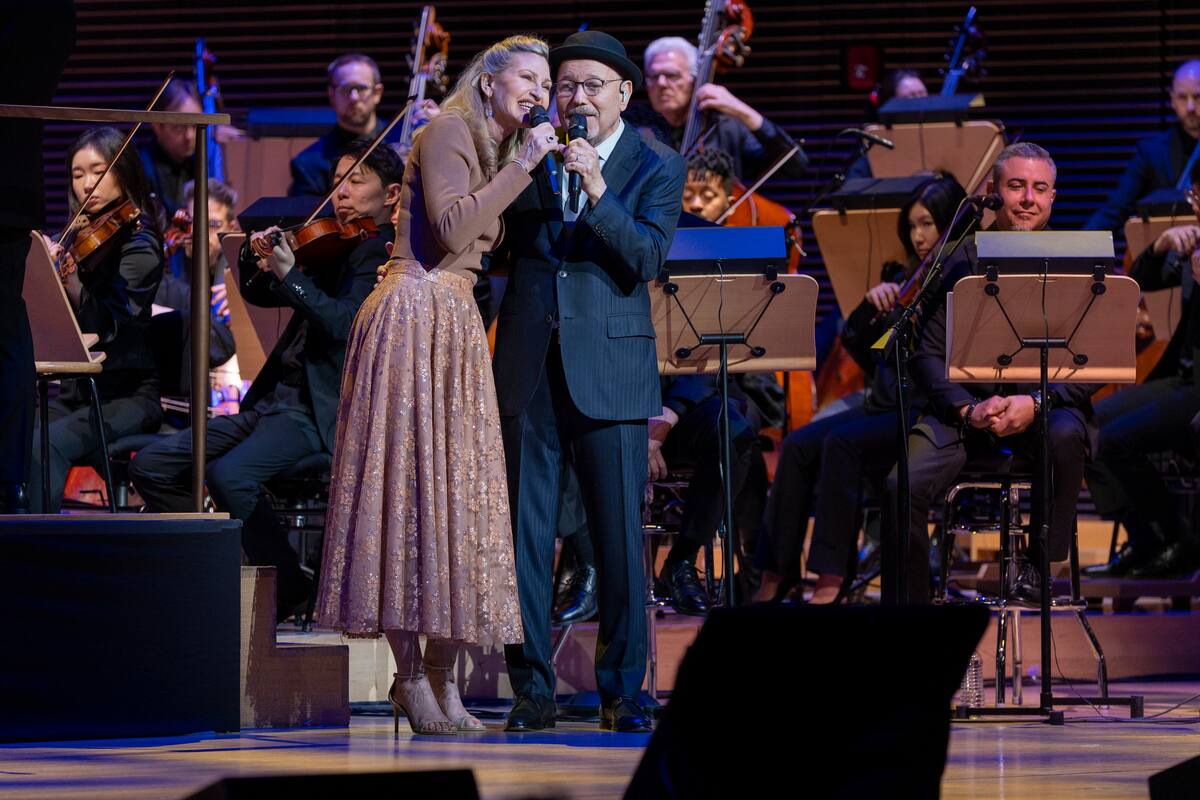 El cantante panameño Rubén Blades y su esposa Luba Mason cantan durante un concierto junto a la filarmónica de Nueva York.