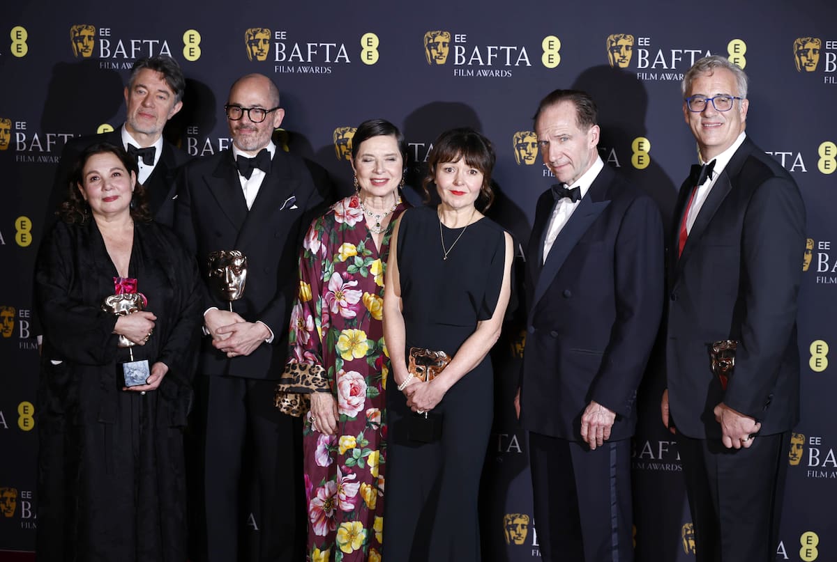 Tessa Ross, Peter Straughan, Edward Berger, Isabella Rossellini, Juliette Howell, Ralph Fiennes y Michael Jackman posan en la sala de prensa con el premio a la Mejor Película por 'Conclave' durante los Premios BAFTA de Cine. //EFE
