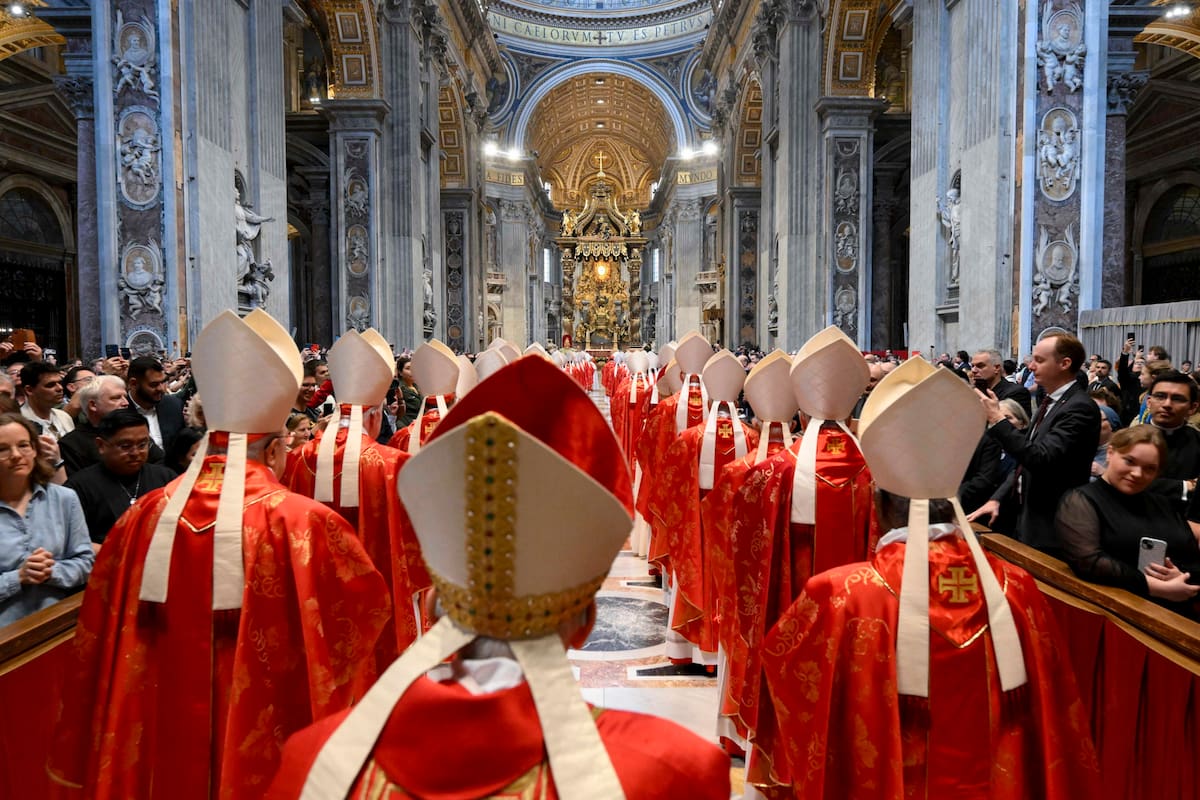 Cardenales se reúnen en la Capilla Paulina antes del cónclave papal