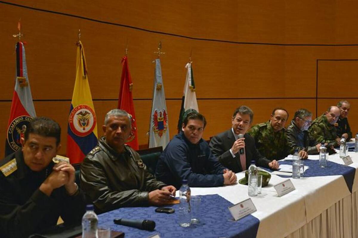 En la reunión el ministro de Defensa, Juan Carlos Pinzón y los altos mandos de la Policía Nacional, el Ejército y la Armada Nacional, revisaron el plan 'Espada y Honor'. COLPRENSA