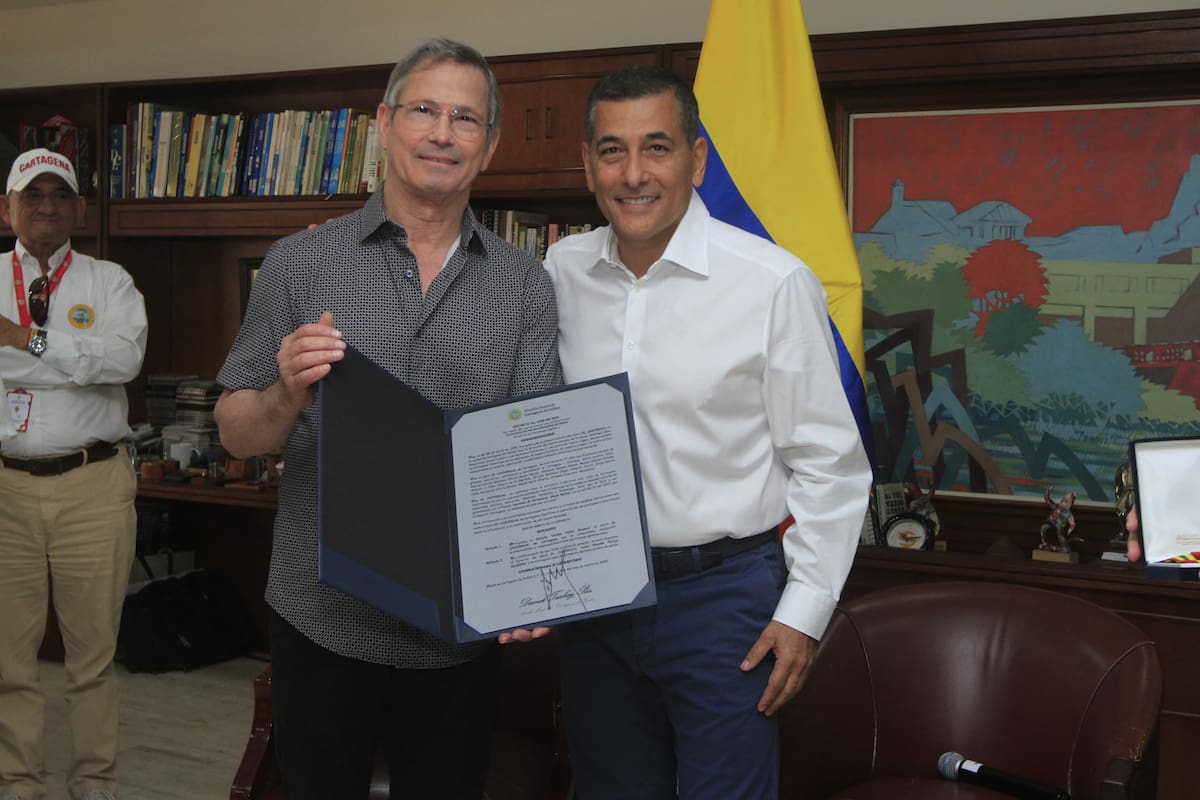 El gerente general de El Universal, Gerado Araújo Perdomo, junto al alcalde de Cartagena, Dumek Turbay Paz, en la ceremonia donde este diario fue condecorado. // Foto: Julio Castaño Beltrán - El Universal