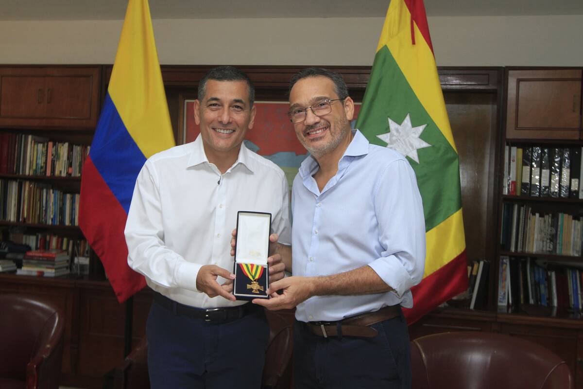 El alcalde Dumek Turbay otorgó la medalla 'Orden Pedro Romero' al director de El Universal, Nicolás Pareja Bermúdez. // Foto: Julio Castaño Beltrán - El Universal