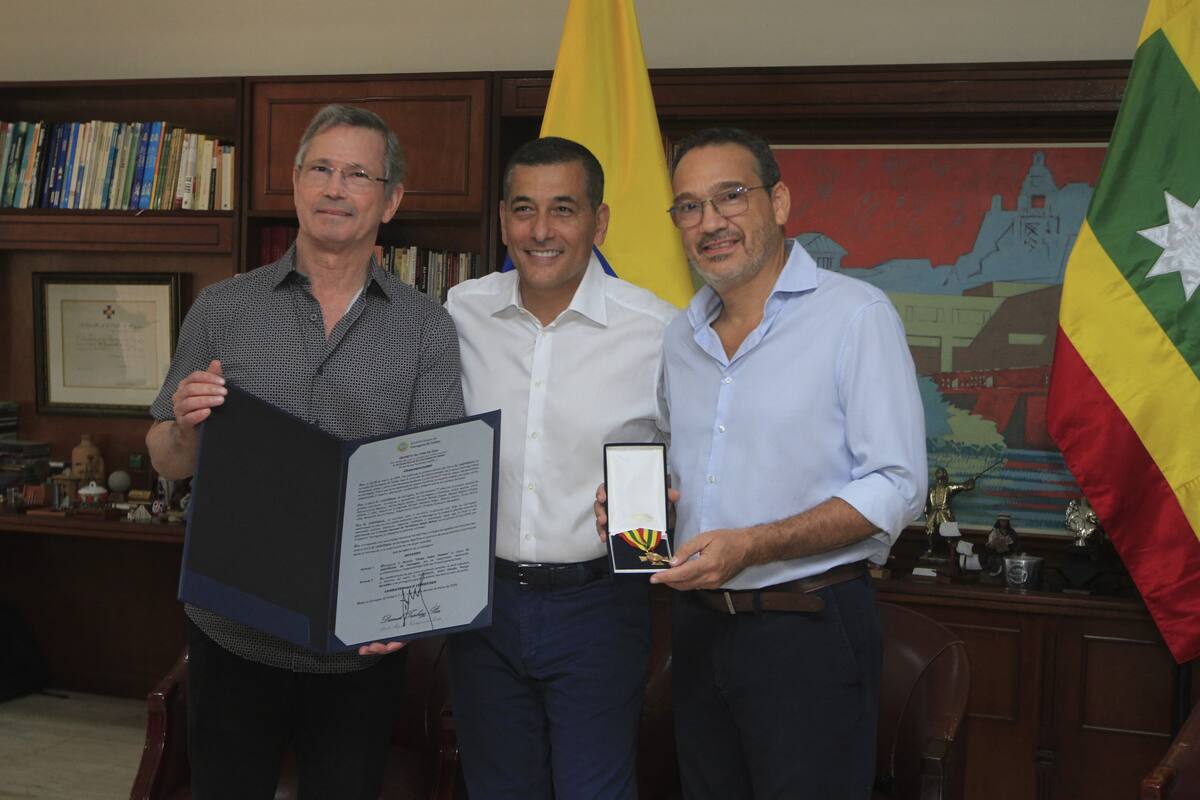 Gerardo Araújo, gerente general de El Universal; Dumek Turbay, alcalde de Cartagena, y Nicolás Pareja, director del periódico. // Foto: Julio Castaño - El Universal