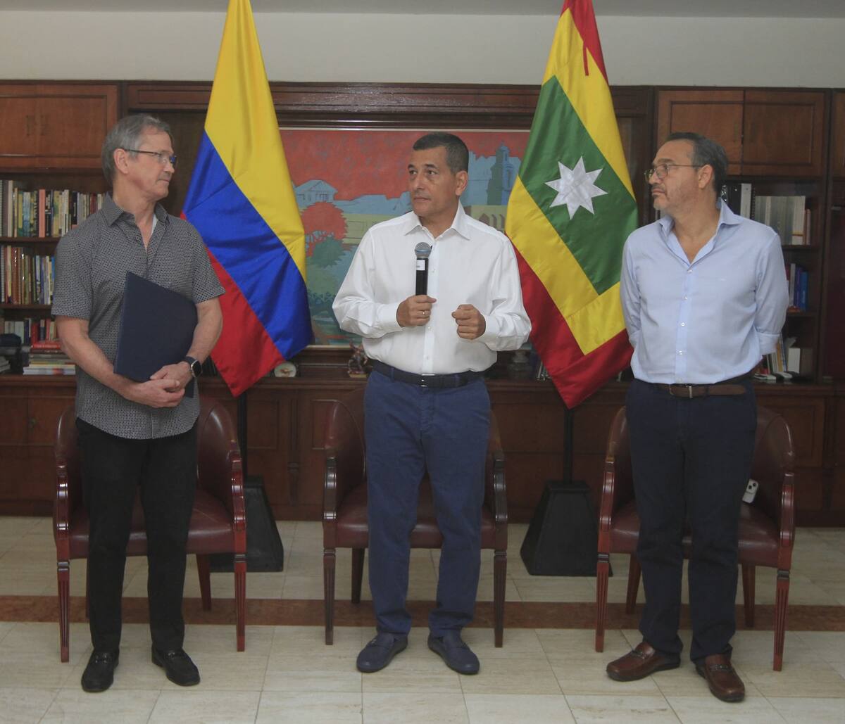 La Alcaldía de Cartagena entregó condecoración a El Universal por sus 77 años. Gerardo Araújo, gerente general de El Universal; Dumek Turbay, alcalde de Cartagena, y Nicolás Pareja, director del periódico. // Foto: Julio Castaño - El Universal