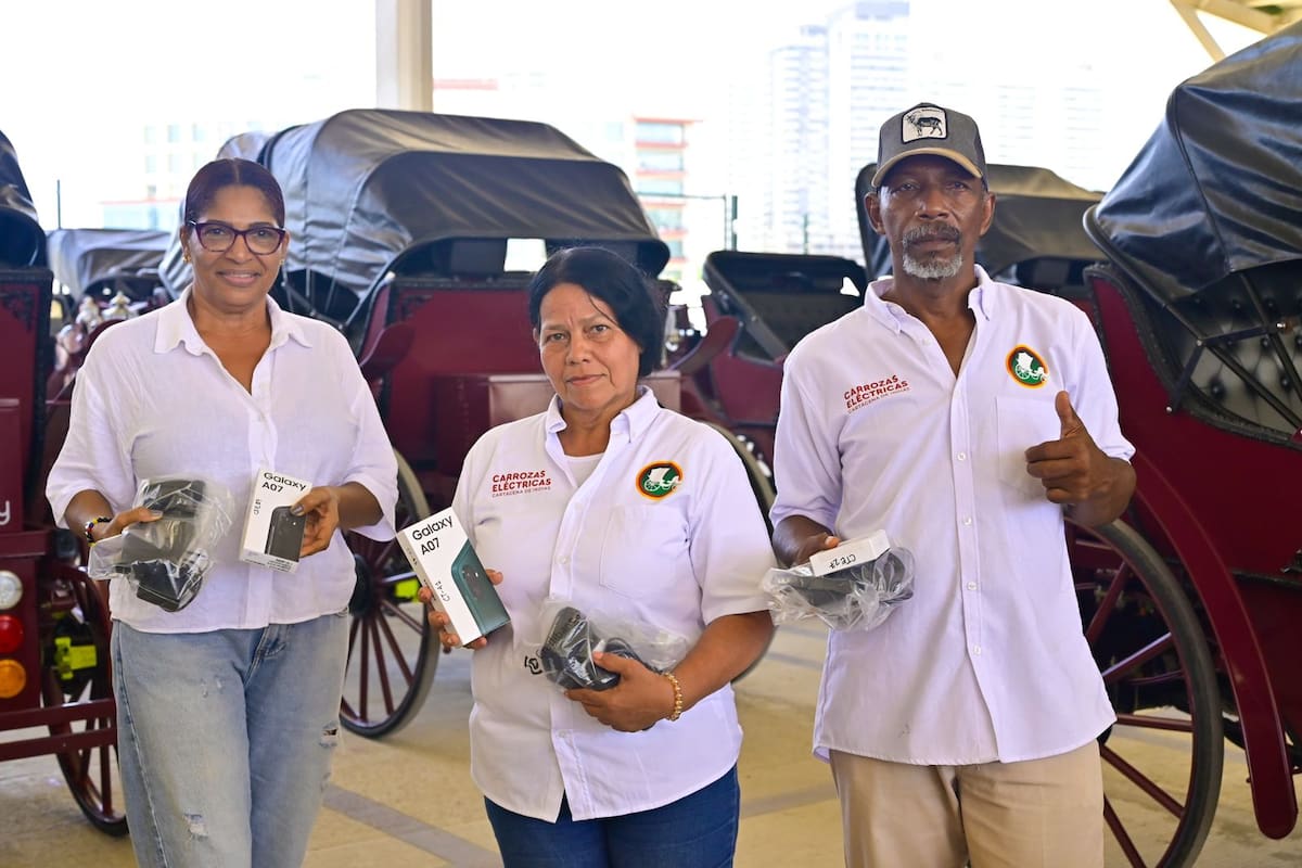 Conductores de coches eléctricos reciben dotación tecnológica de la Alcaldía