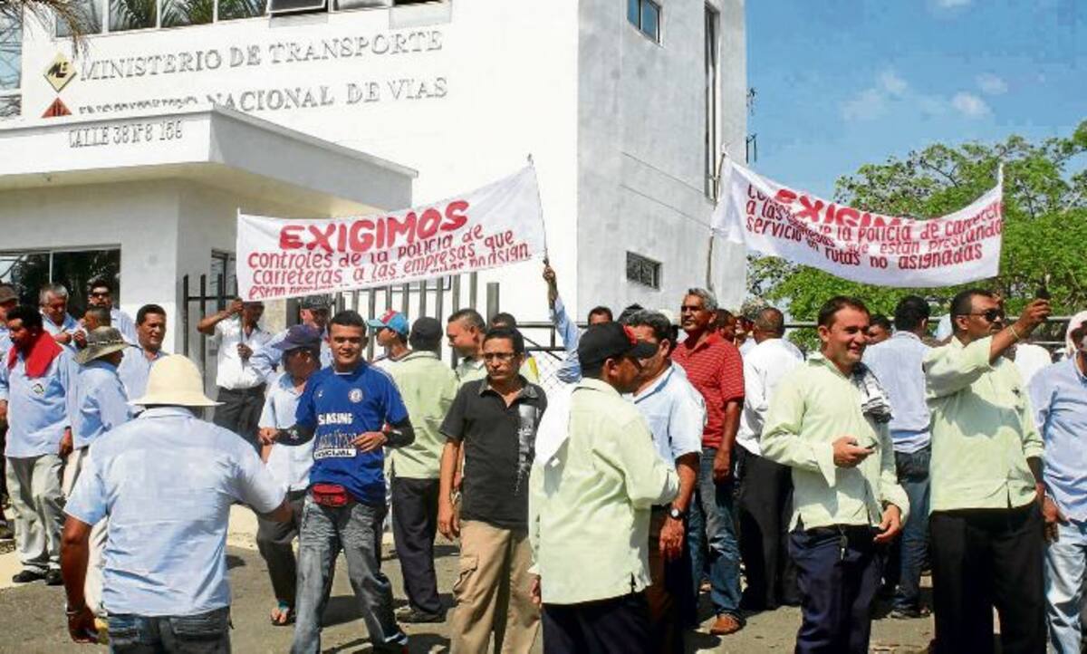 Los conductores afiliados a las diferentes empresas exigen a las autoridades de carreteras controlar la piratería.