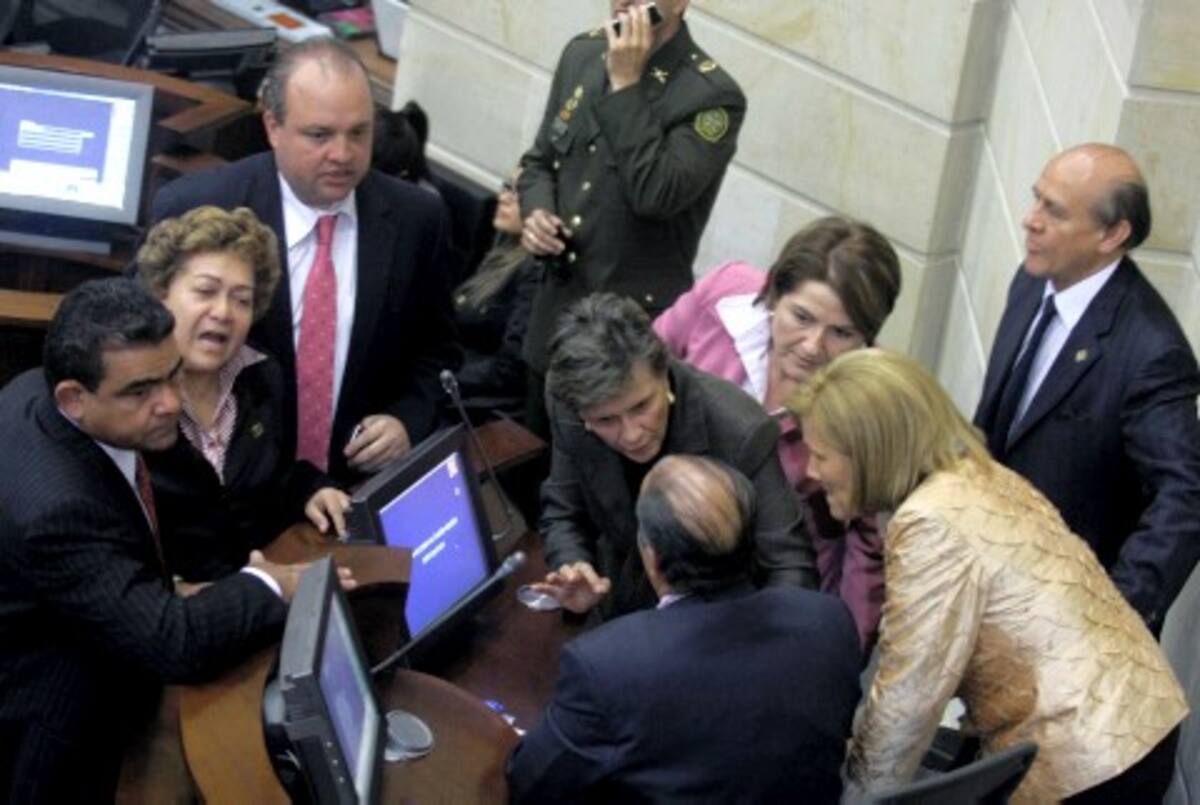 CONGRESISTAS DE OPOSICÓN Y DE LA BANCADA URIBISTAS TAMBIÉN FUERON PROTAGONISTAS DE LAS DISCUCIONES EN EL CONGRESO DE LA REPUBLICA.