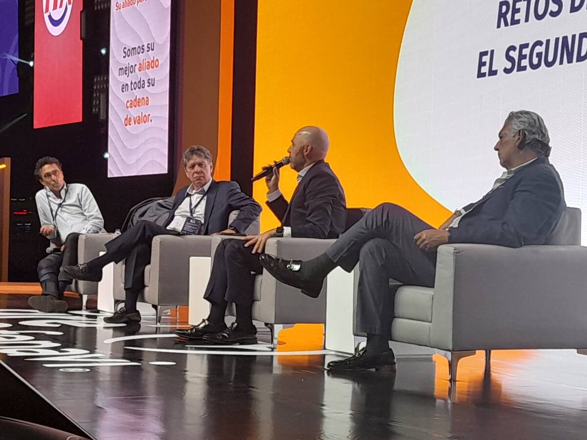 Jorge Enrique Bedoya, presidente de la SAC, al centro, en un panel en el Congreso de Fenavi en Corferias, en Bogotá. // HFA - EU.