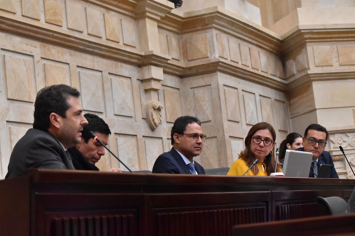 En sesión de la Comisión Accidental Bicameral para el seguimiento a los damnificados del terremoto del pasado 10 de agosto, el Gobierno nacional confirmó los recursos disponibles para la atención y reconstrucción de las zonas afectadas por el temblor. // Foto: Senado de la República.