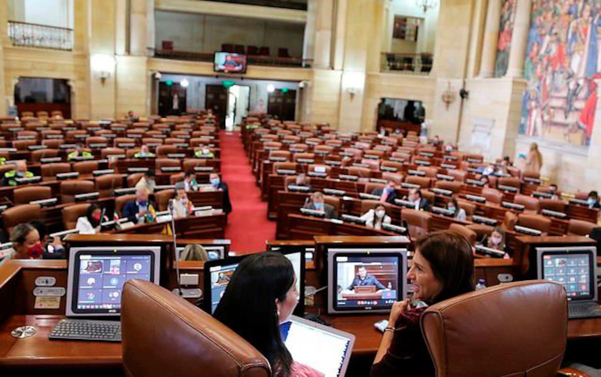 Debate sobre reducción de salarios en el Congreso enfrenta retrasos y falta de quorum.