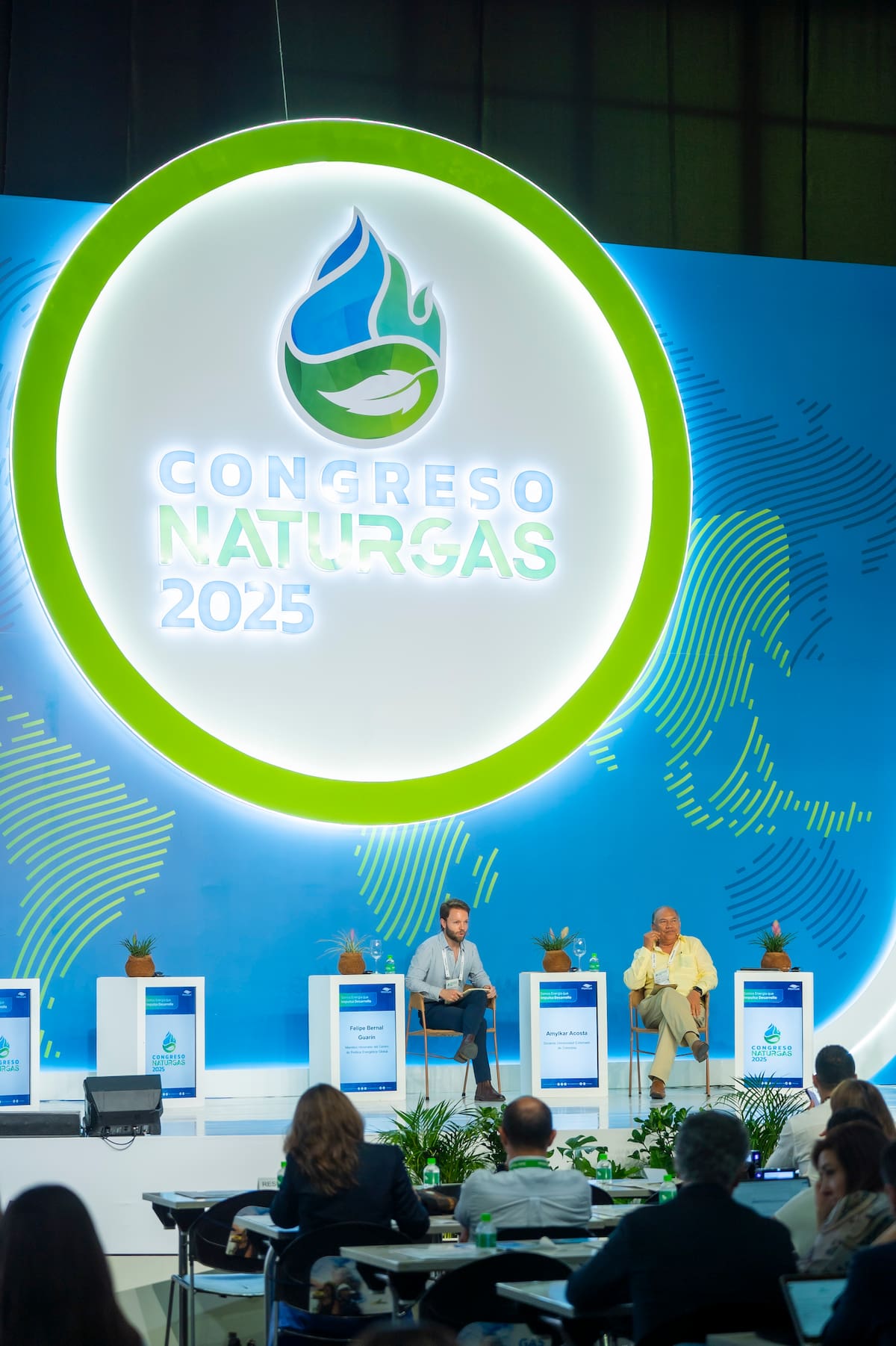 El exministro Amylkar Acosta Medina, a la derecha, en su intervención en el Congreso Naturgas 2025, en Barranquilla. // Cortesía Pedra Producciones.