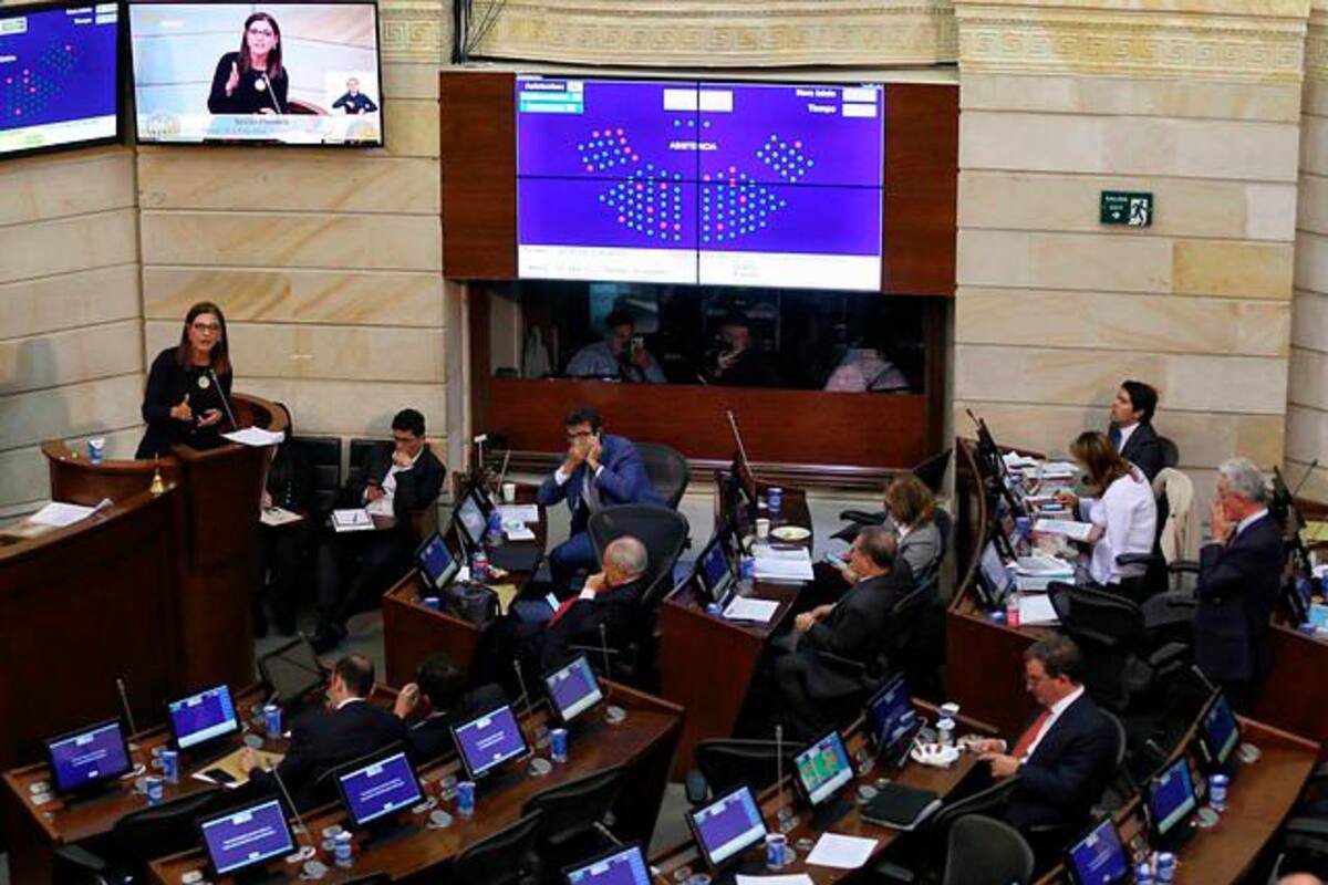 Candente debate por moción de censura contra Mintransporte