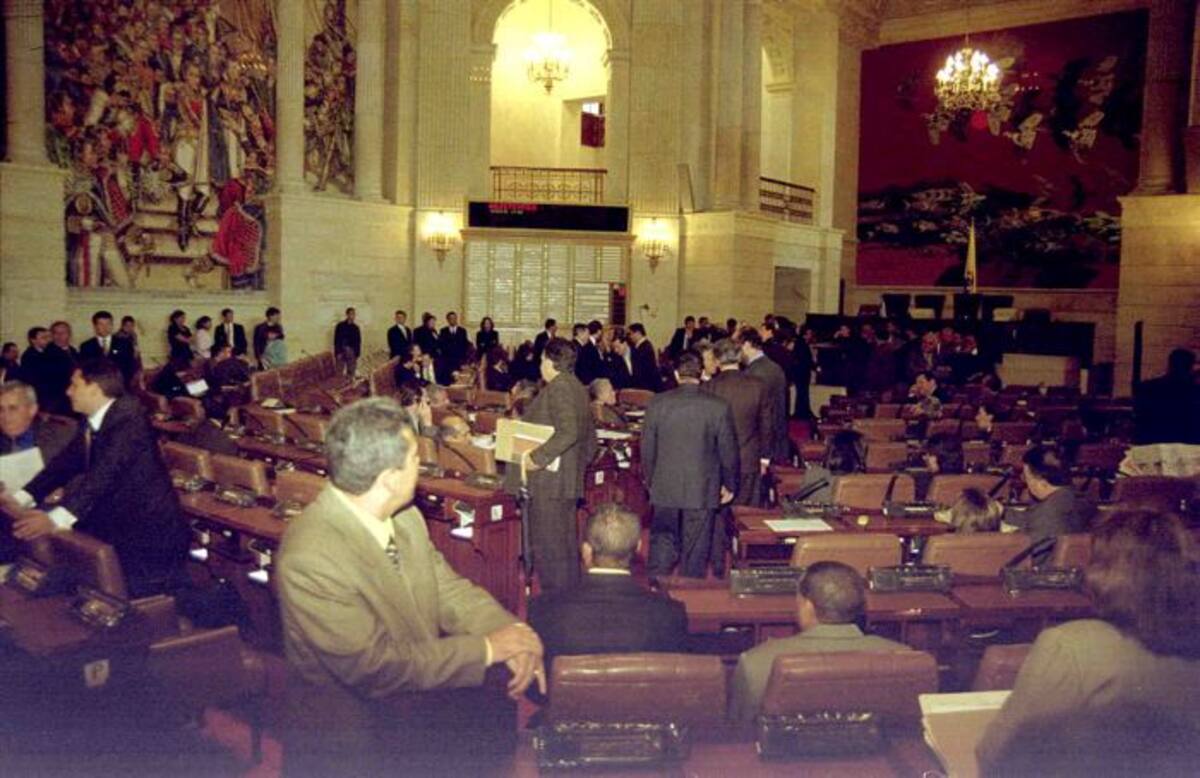 El proyecto, hasta ahora ha generado polémica pues de no lograrse este umbral, algunas colectividades perderían su personería jurídica, y por lo tanto, su capacidad de presentar candidatos para cualquier corporación pública. COLPRENSA