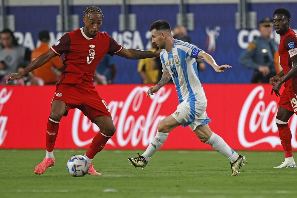 Lionel Messi de Argentina (i) en acción contra Canadá durante el partido de semifinales de la CONMEBOL Copa América 2024 entre Argentina y Canadá, en East Rutherford, Nueva Jersey, EE.UU. //EFE