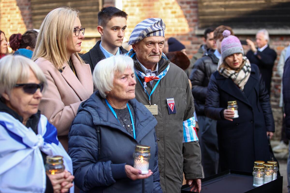 Supervivientes del campo de concentración y de exterminio nazi de Auschwitz y sus familiares depositan velas frente al emblemático "muro de la muerte". //EFE