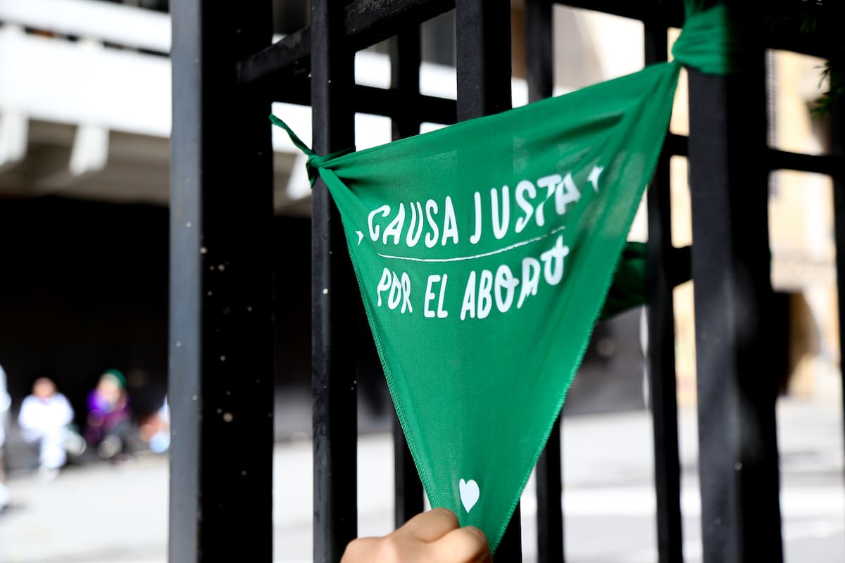 Bogotá. Febrero 21 de 2025. Colectivos feministas se reunieron frente a la Corte Constitucional para conmemorar el tercer año de la sentencia C-055, que permite la interrupción voluntaria del embarazo hasta la semana 24 de gestación. (Colprensa - Lina Gasca)