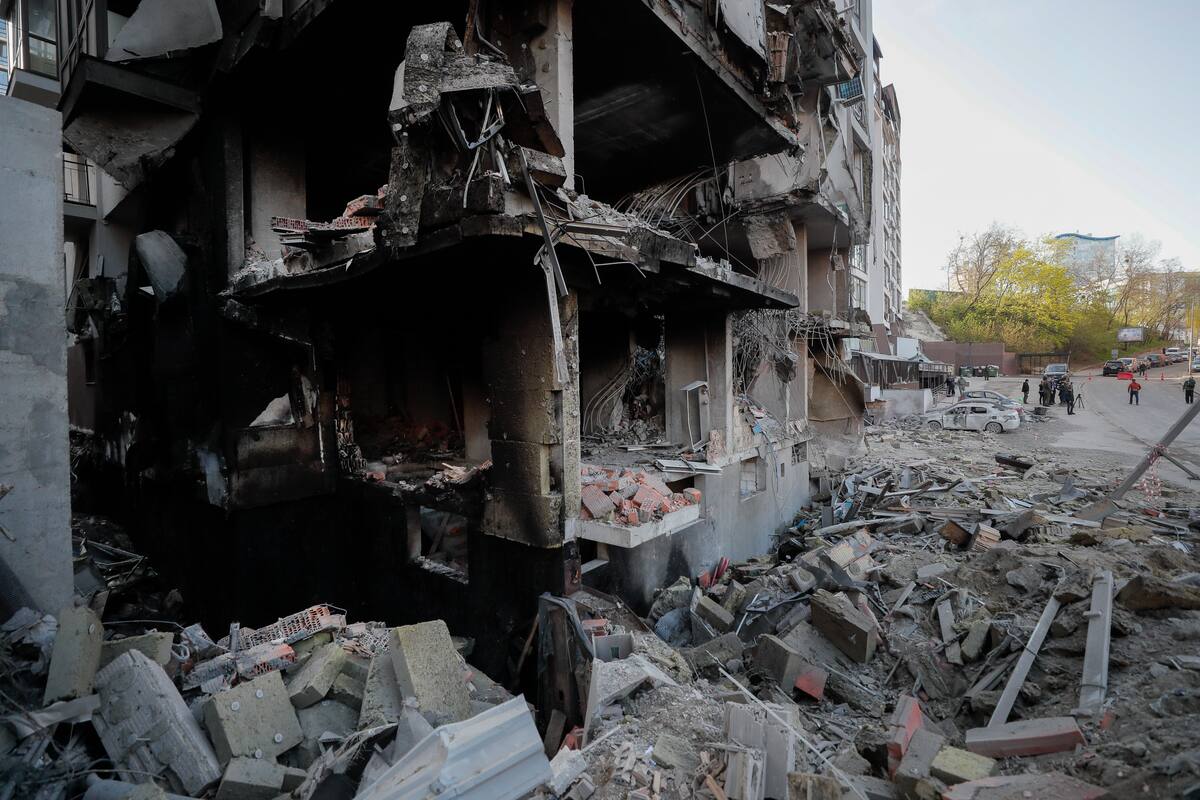 Daños de un edificio tras el bombardeo en Kiev, Ucrania. //EFE