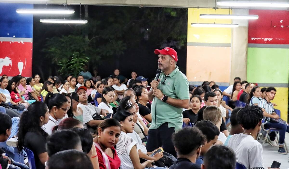El consejero para la Educación Superior de la Gobernación del Atlántico, Julio Mejía, durante la inducción a los nuevos universitarios del Atlántico.//Cortesía.