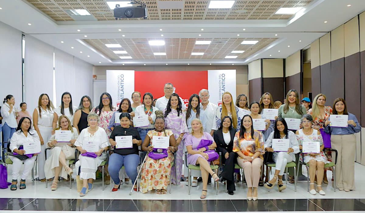 El gobernador Eduardo Verano De La Rosa, tomó el juramento de los miembros del Consejo Consultivo de Mujeres del Departamento del Atlántico.//Cortesía.