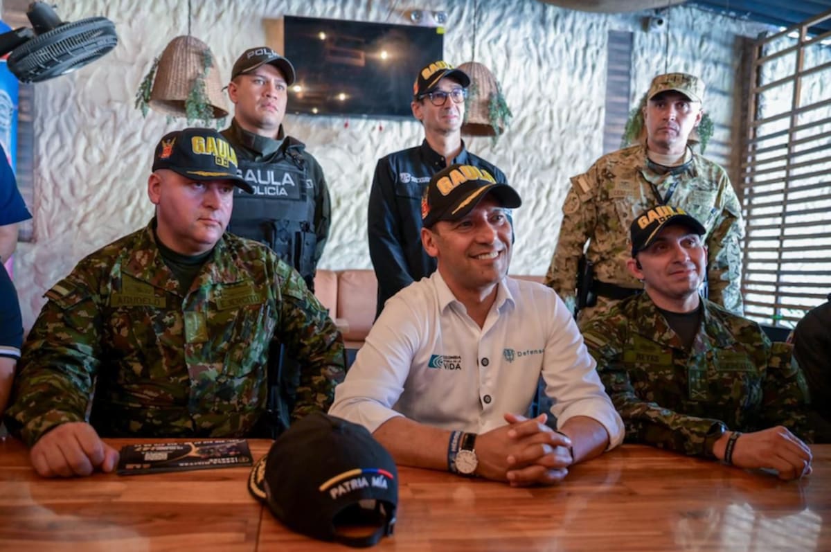 El ministro de Defensa Pedro Sanchez, junto a miembros del Ejercito Nacional y Policía Nacional, durante el Consejo de Seguridad realizado en Baranoa, Atlántico..//Cortesía Alcaldia de Baranoa.