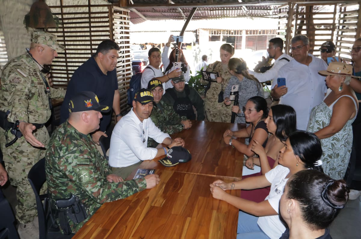 El ministro de Defensa Pedro Sanchez, sostuvo una reunión con las mujeres comerciantes de Baranoa, Atlántico, que vienen siendo víctimas de extorsión.//Cortesía Alcaldia de Baranoa.