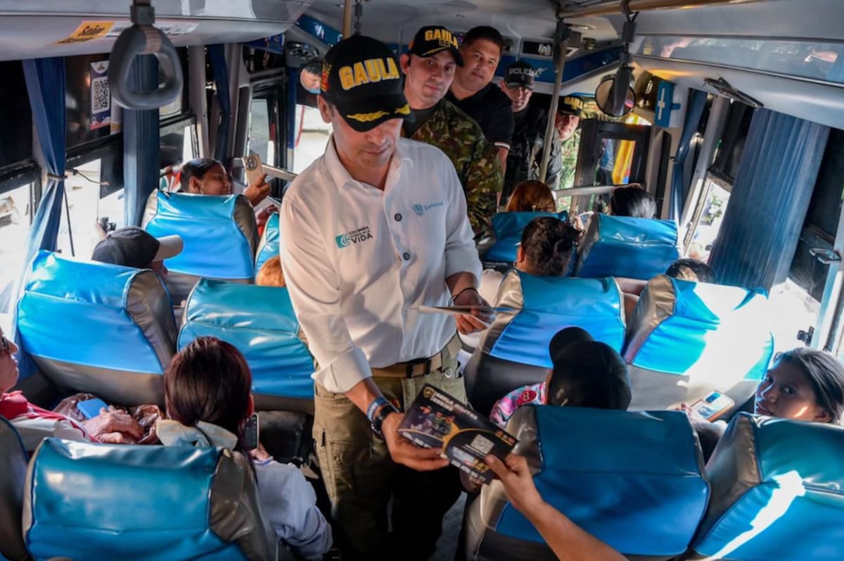 El ministro de Defensa Pedro Sanchez, se montó a los buses para liderar la campaña de denuncia contra la extorsión en el Atlántico.//Cortesía Alcaldia de Baranoa.