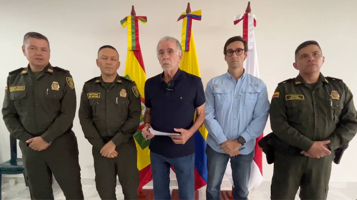 El gobernador del Atlántico, Eduardo Verano y representantes de la Policía Nacional, Ejército Nacional y la Armada realizaron el consejo de seguridad donde se trataron los planes que se implementarán durante el Carnaval 2025.//Cortesía.