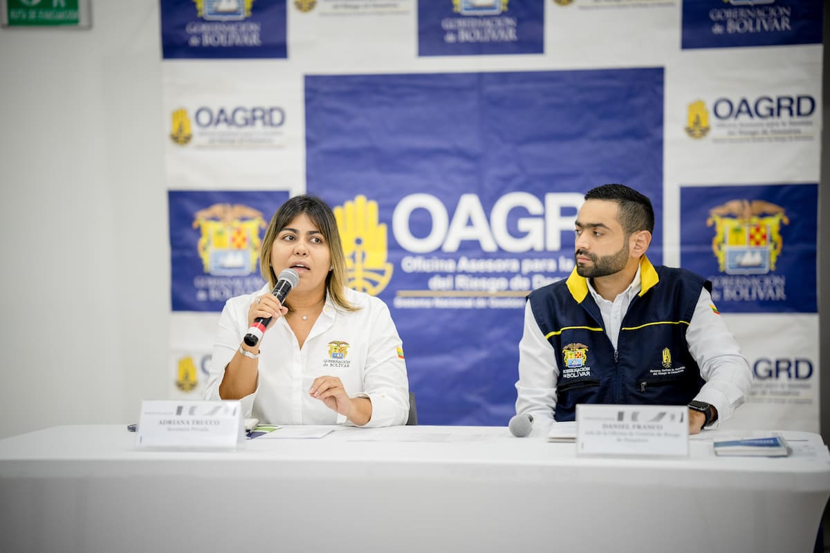 La gobernadora (e) Adriana Trucco; junto al director de la Oficina Asesora para la Gestión del Riesgo de Desastres de Bolívar, Daniel Franco. // Cortesía