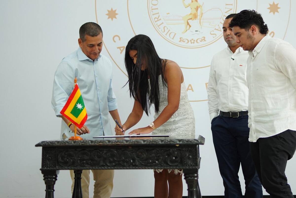El alcalde Dumek Turbay llevó a cabo la toma de posesión de los tres delegados de los Consejos de Juventud de Cartagena. // Foto: Cortesía - Alcaldía de Cartagena.