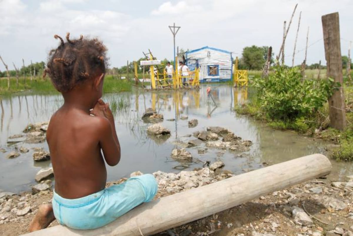 Los habitantes de El Pozón recibieron con alegría y esperanza renovada a los visitantes que favorecieron a 10 (las más necesitadas) de las 120 familias del sector Isla de León en El Pozón. AROLDO MESTRE - EL UNIVERSAL